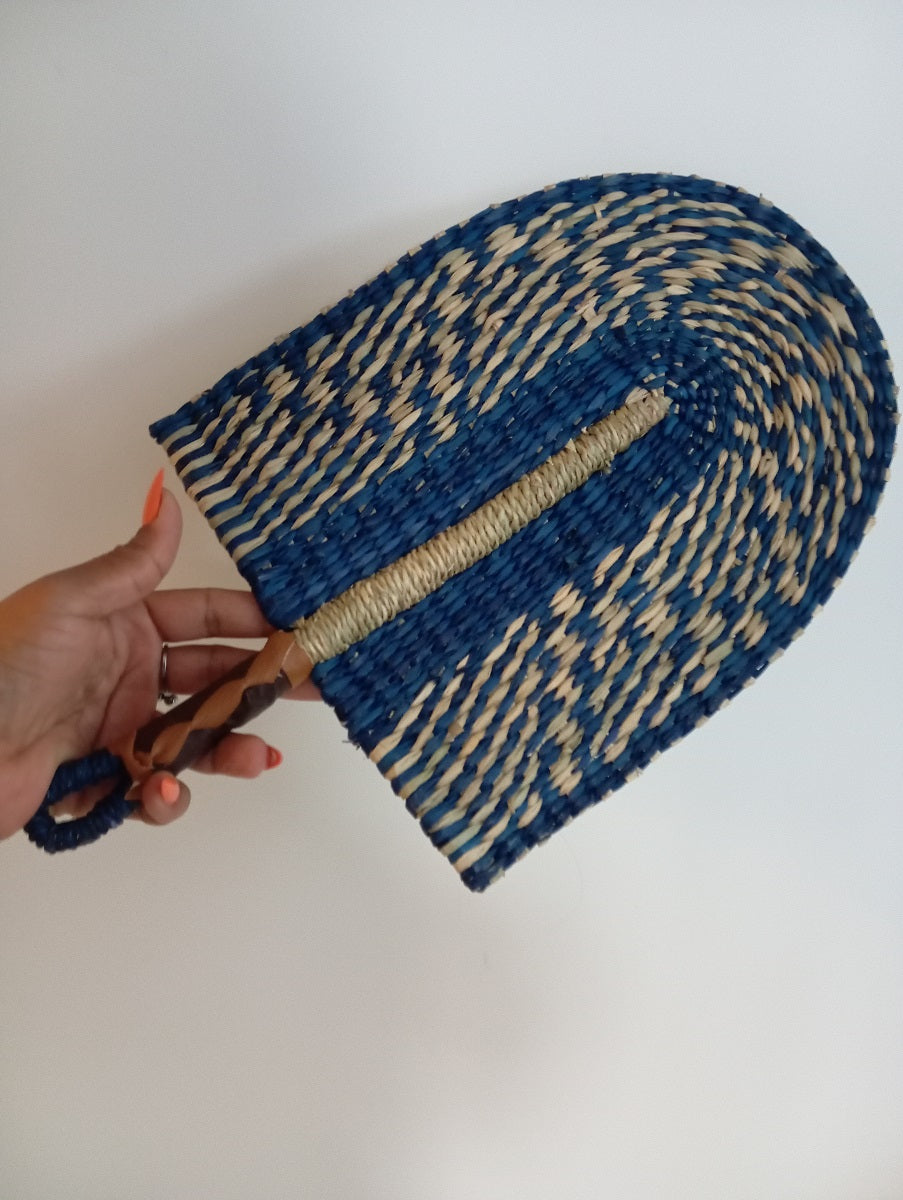 Fifalan: Eventail - En paille tissée - coloré bleu