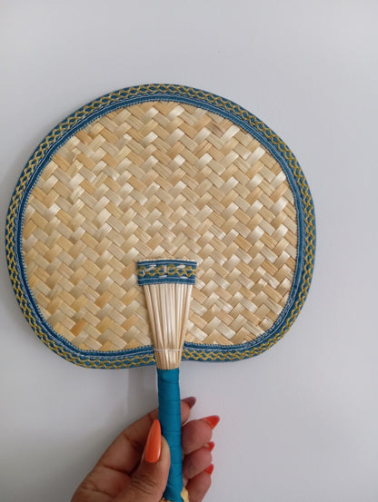 Fifalan: Eventail rond - En paille tissée - coloré bleu