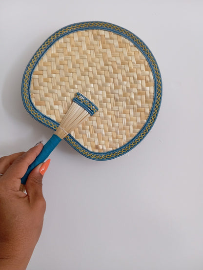 Fifalan: Eventail rond - En paille tissée - coloré bleu