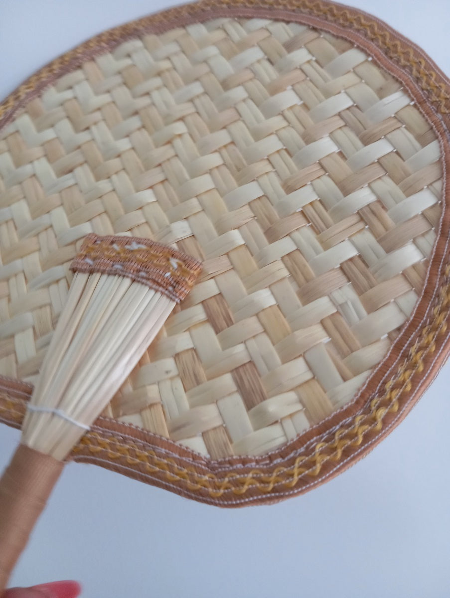 Fifalan: Eventail rond - En paille tissée - coloré marron