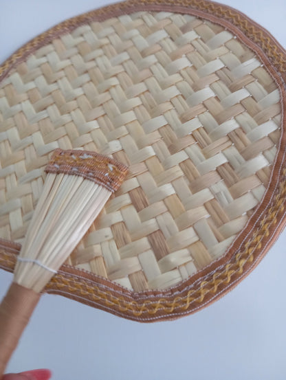 Fifalan: Eventail rond - En paille tissée - coloré marron