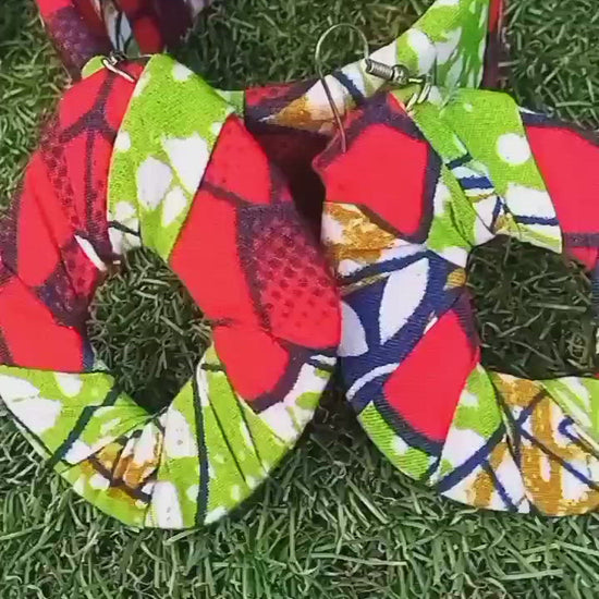 Inspiration Ethnique Présentation des différentes Parure Wax qui se compose d'un Bracelet et d'une paire de boucles d'oreilles. Création Artisanale = Pièce Unique