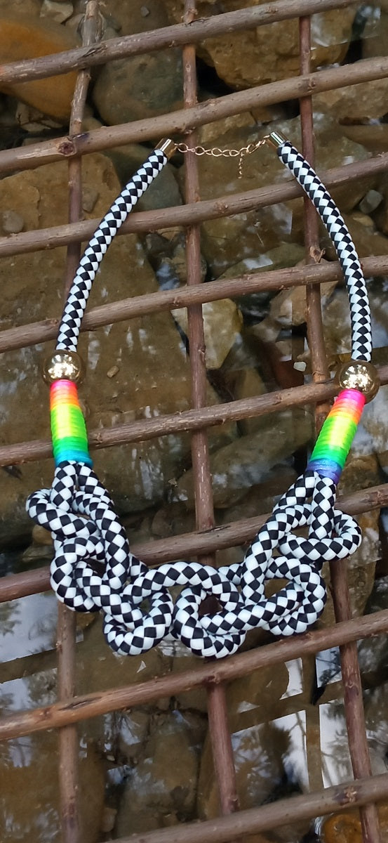 Inspiration Ethnique Collier Le Néon Noir et Blanc