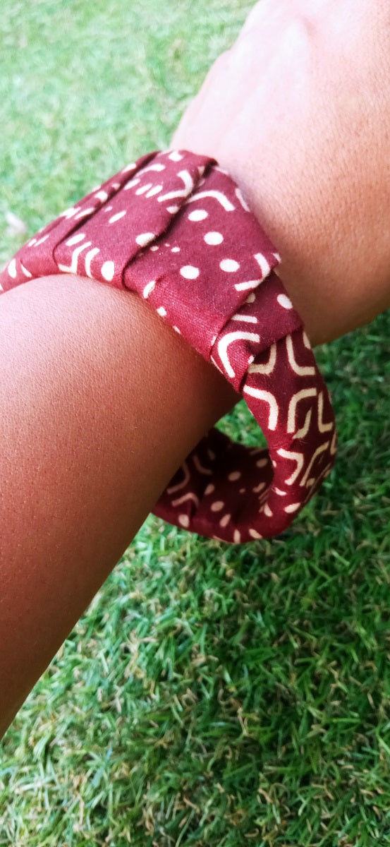 Inspiration Ethnique Parure Wax Bordeau composée d'un Bracelet et d'une paire de boucles d'oreilles. Création Artisanale = Pièce Unique