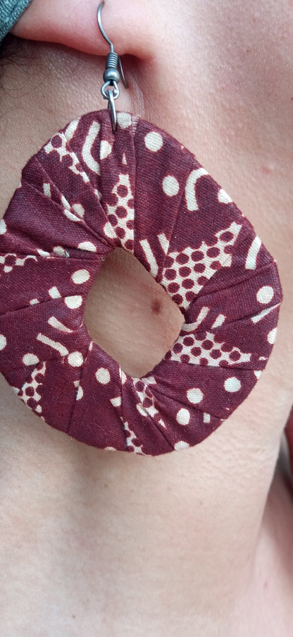 Inspiration Ethnique Parure Wax Bordeau composée d'un Bracelet et d'une paire de boucles d'oreilles. Création Artisanale = Pièce Unique