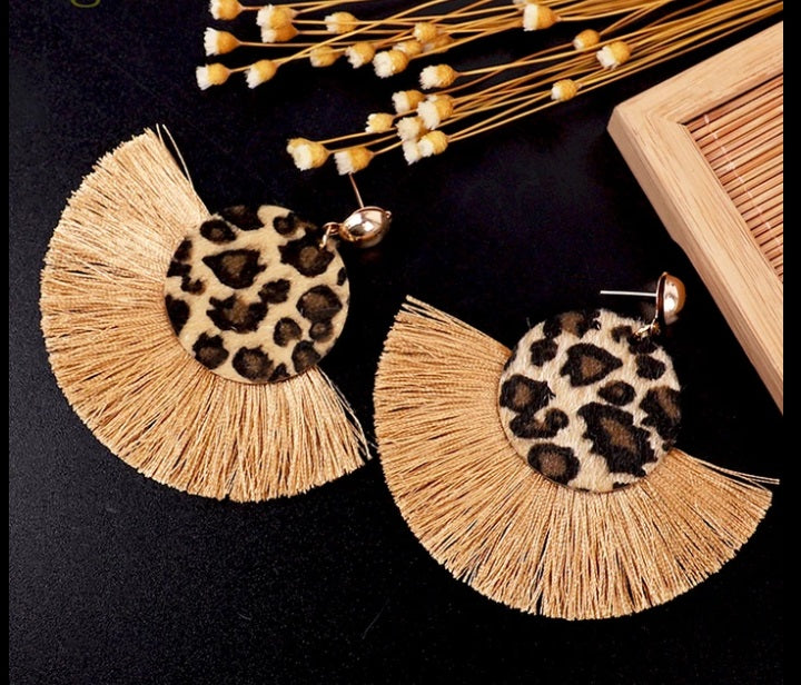 Boucles d'oreille d'inspiration ethnique: Savage Doré