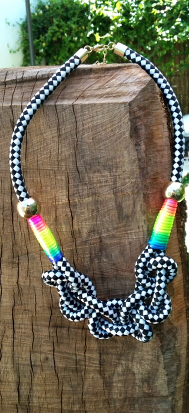 Inspiration Ethnique Collier Le Néon Noir et Blanc