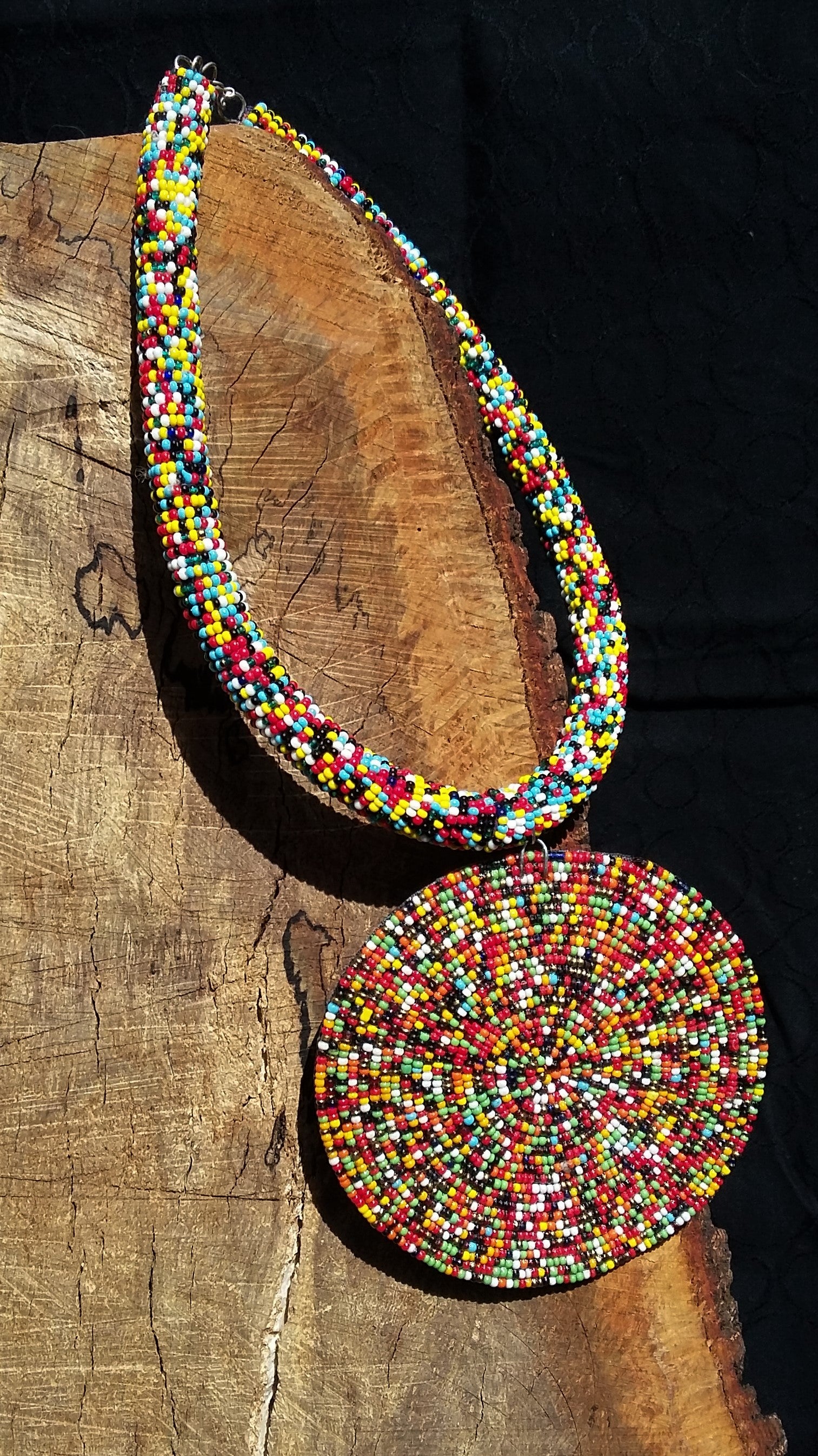 Collier d'inspiration ethnique: Terre de Feu