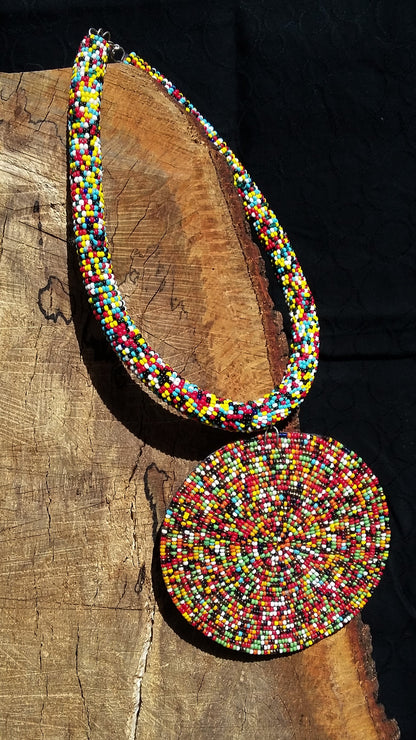 Collier d'inspiration ethnique: Terre de Feu